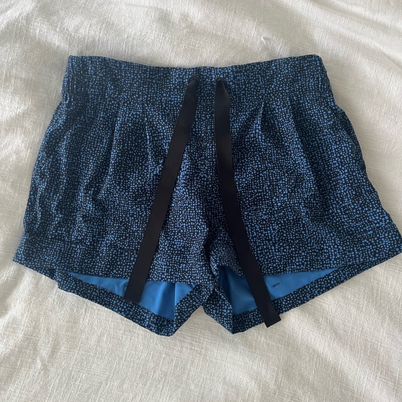 Lululemon Spring Breakaway Short ii - Size 4 - Navy and Black - Cuffed hem - Picture 2 of 8